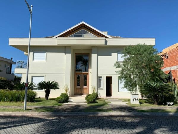 Casa com 1000m², 5 suítes, elevador, sala de jogos e adega no Tamboré 10