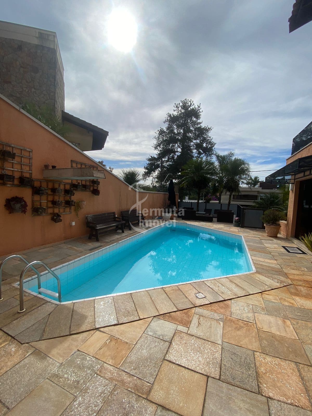 Sobrado com 4 suítes, lazer completo e 457m² construídos