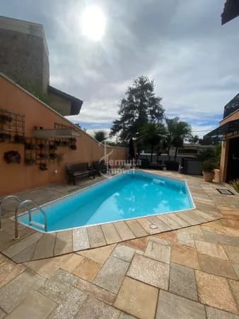 Sobrado com 4 suítes, lazer completo e 457m² construídos
