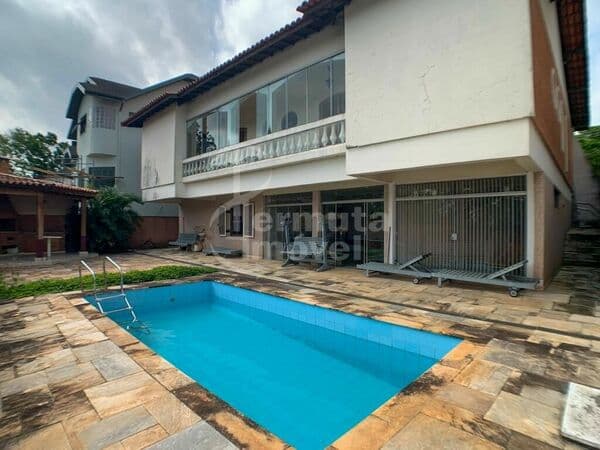 Casa com 403m², 4 dormitórios, 2 suítes, piscina e varanda no Residencial 03