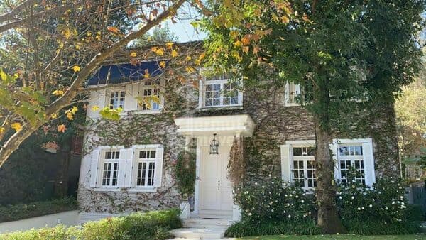 Casa com 850m², 4 suítes, espaço gourmet e piscina no Tamboré 3