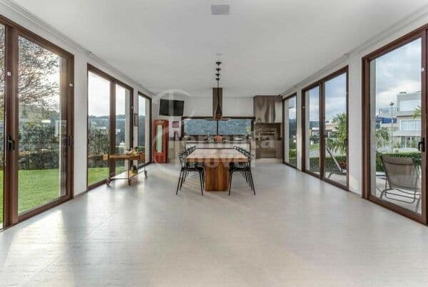 Casa com 600m², 4 suítes, piscina aquecida e ar condicionado no Itahyê
