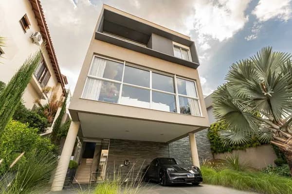 Casa com 400m², 4 suítes, varanda gourmet, sala para TV, piscina e adega no Alphasítio