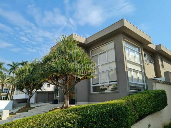 Casa com 750m², 4 suítes, 5 vagas, piscina e sala de TV Tamboré 2