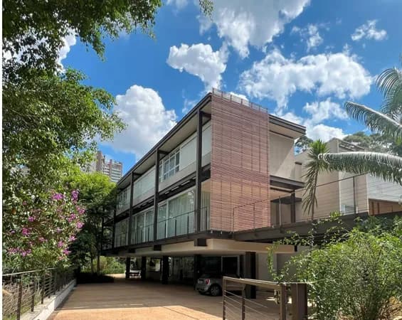 Casa com 890m², 4 suítes, sala de TV e projeto sustentável no Melville