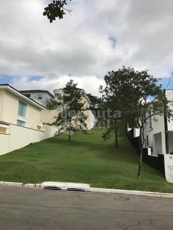 Terreno com 500m² em aclive no Alphaplus