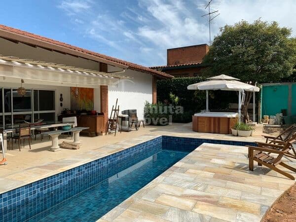 Casa com 600m², 4 suítes, oficina, escritório, piscina e hidromassagem no Residencial 01