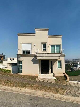 Casa mobiliada com 500m², 4 suítes, sala de TV e piscina no Tamboré 10