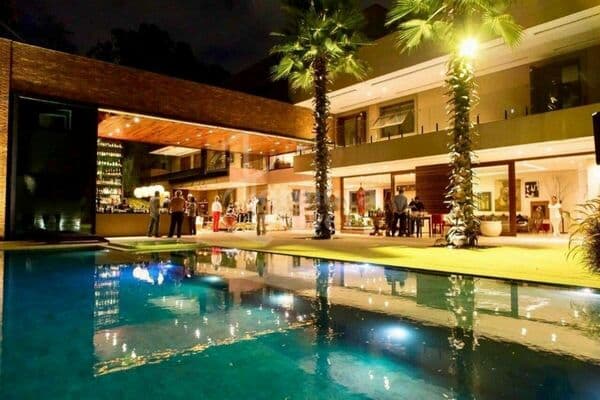 Casa com 1.600m², 12 vagas de garagem, 4 suítes, piscina, SPA e sala de TV no Tamboré 02