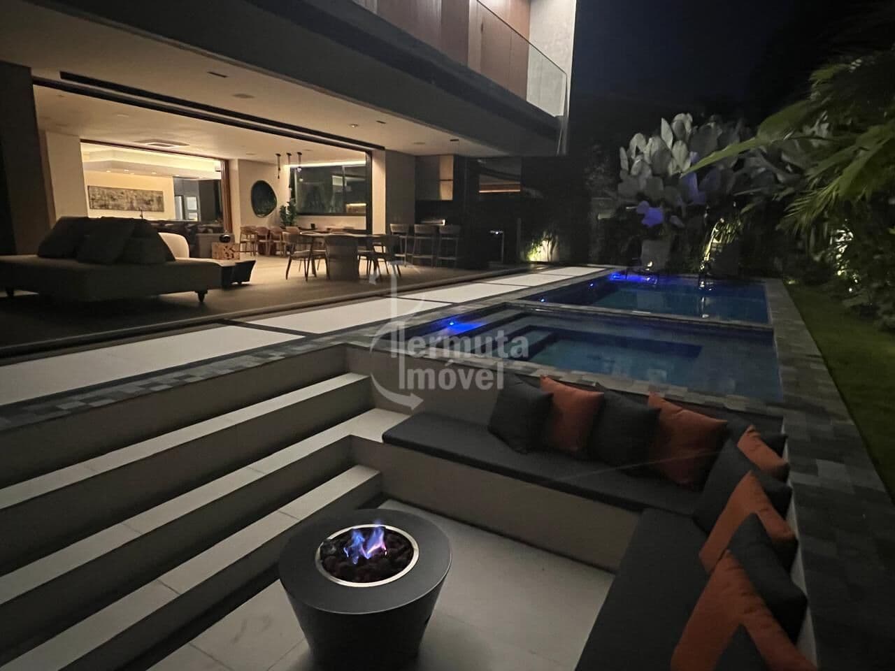 Casa nova com 750m², elevador, gourmet e automação