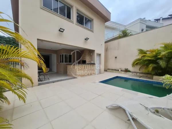 Casa no Residencial Valville I com Vista Livre para Área Preservada