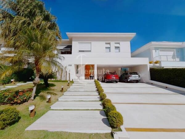 Casa mobiliada com 560m², 5 suítes, 6 banheiros, piscina aquecida e sauna no Residencial 02