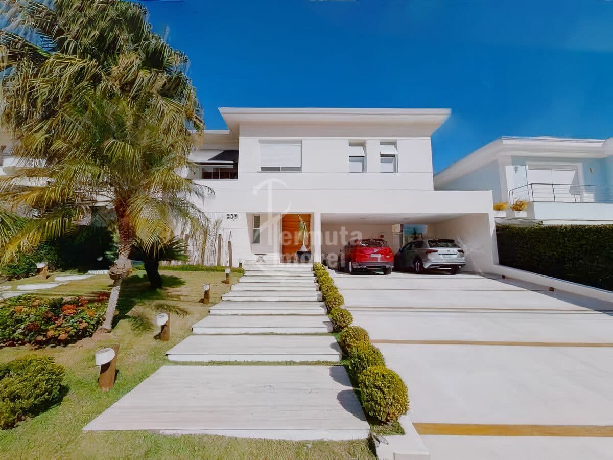 Casa mobiliada com 560m², 5 suítes, 6 banheiros, piscina aquecida e sauna no Residencial 02