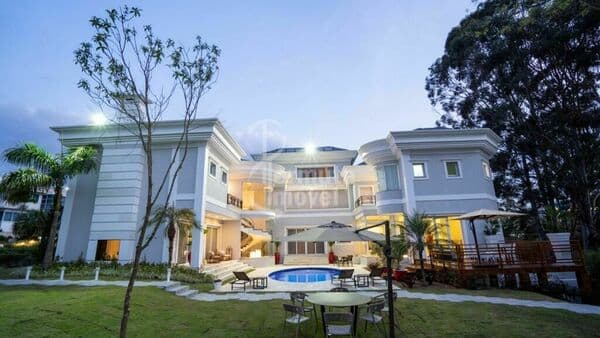 Casa com 938m², 6 suítes, jardim, piscina, sauna/SPA e sala de TV no Tamboré 03