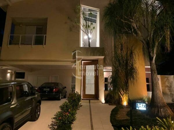 Casa mobiliada com 430m², 4 suítes, sala de TV, piscina, adega e paisagismo no Alpha Conde