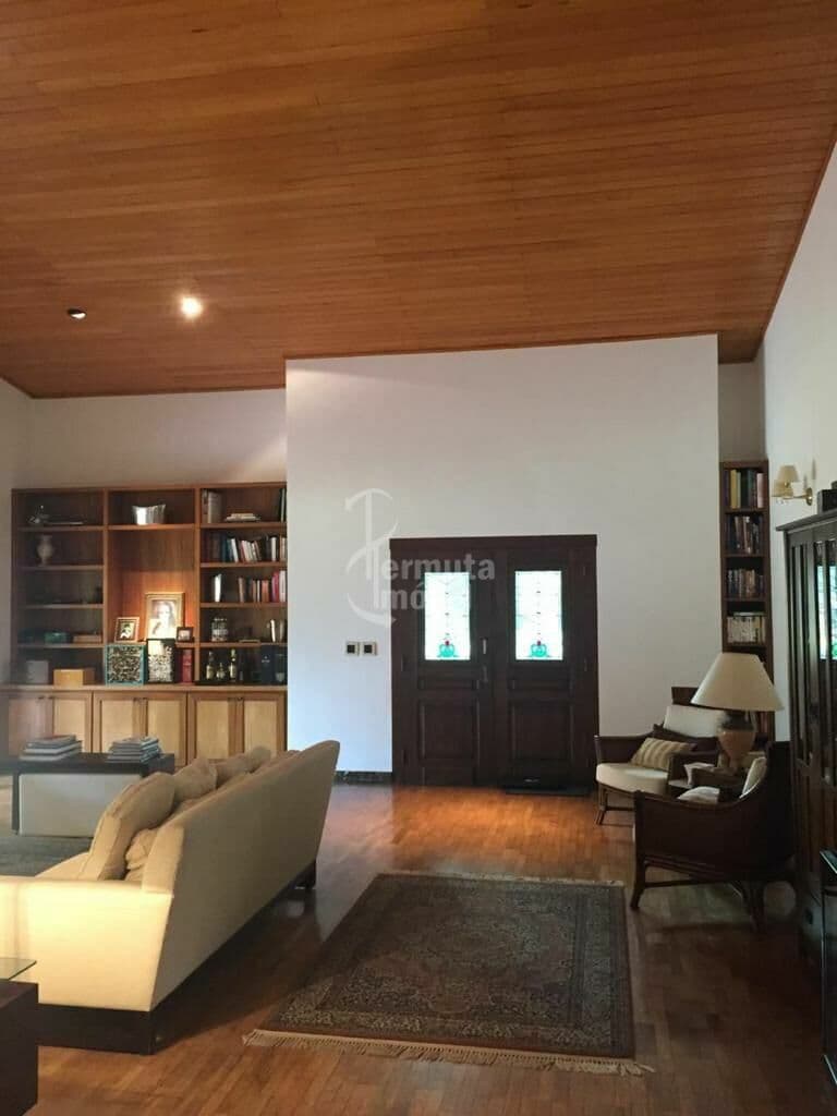 Casa com 690m², 4 suítes, 4 vagas, casa de caseiro e ampla área verde em Aldeia da Serra
