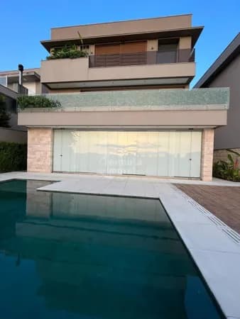 Casa moderna com elevador e área de lazer completa no Villa Solaia