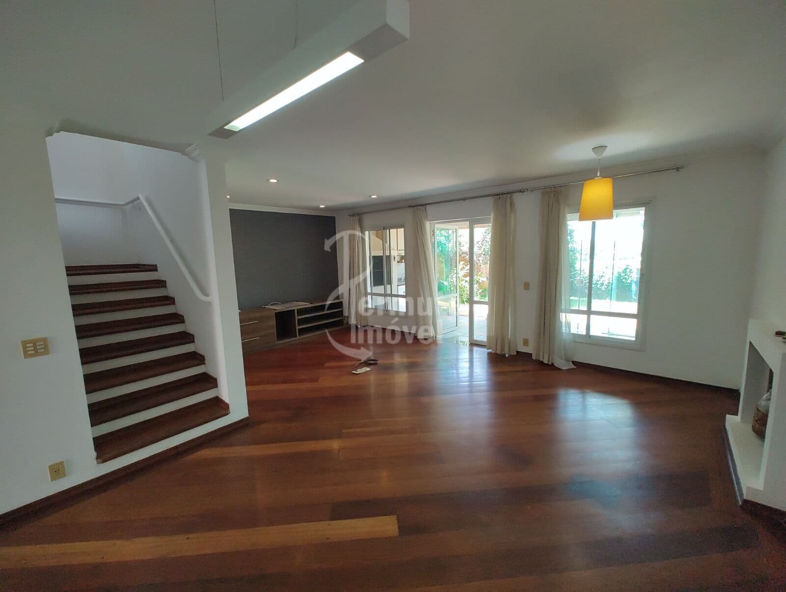 Casa para Venda e Locação no Residencial Scenic com 3 Dormitórios e Jardim Privativo