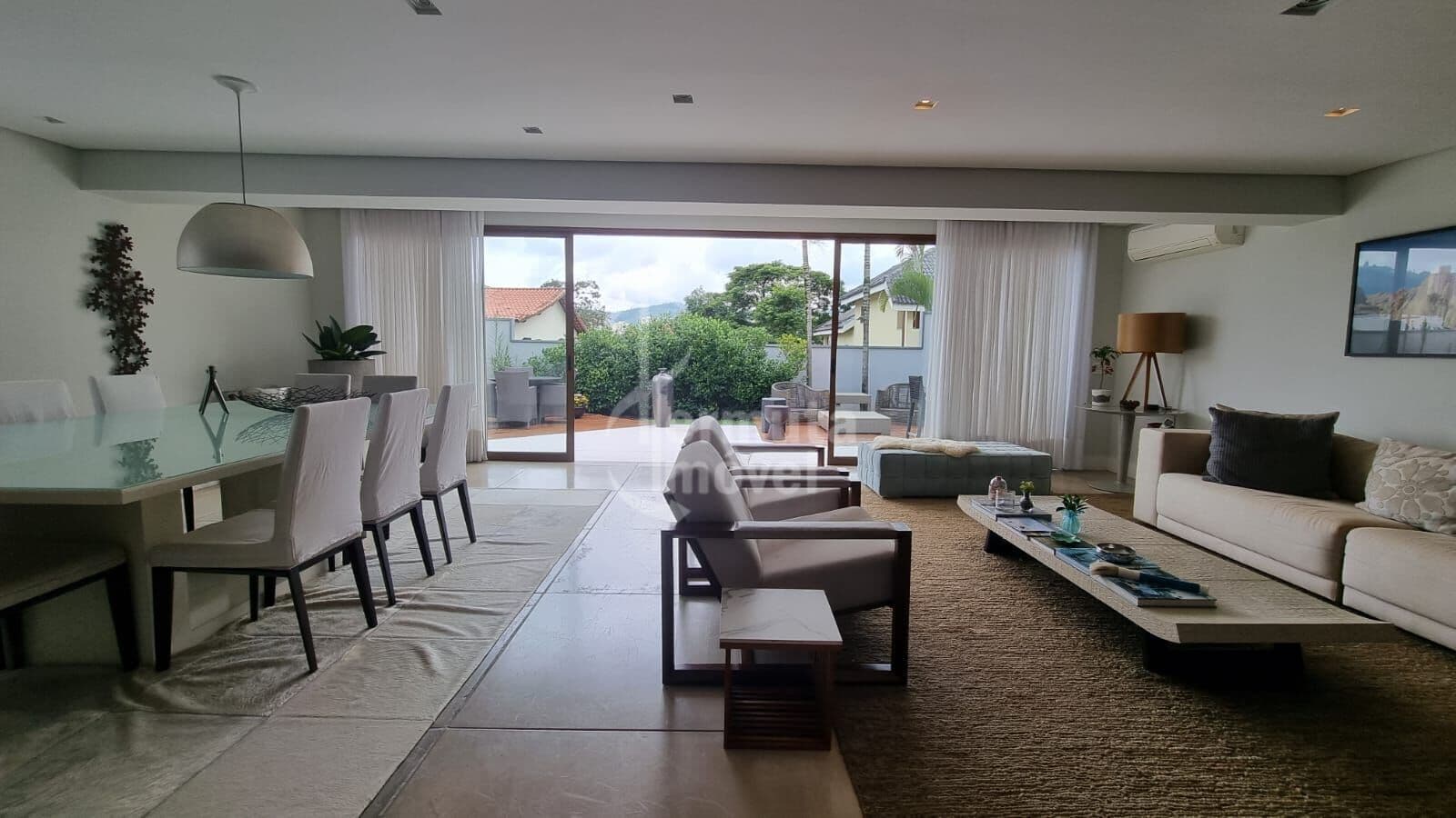 Casa Mobiliada com 4 Suítes no Residencial 4 – Alphaville