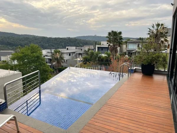Casa contemporânea em múltiplos níveis | 530m² área construída | 4 suítes | Energia fotovoltaica | Residencial Itahyê