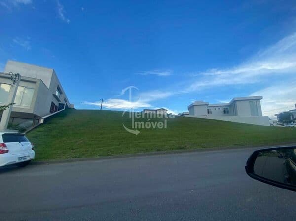 Terreno com 964m², em declive e com vista permanente no Campos do Conde
