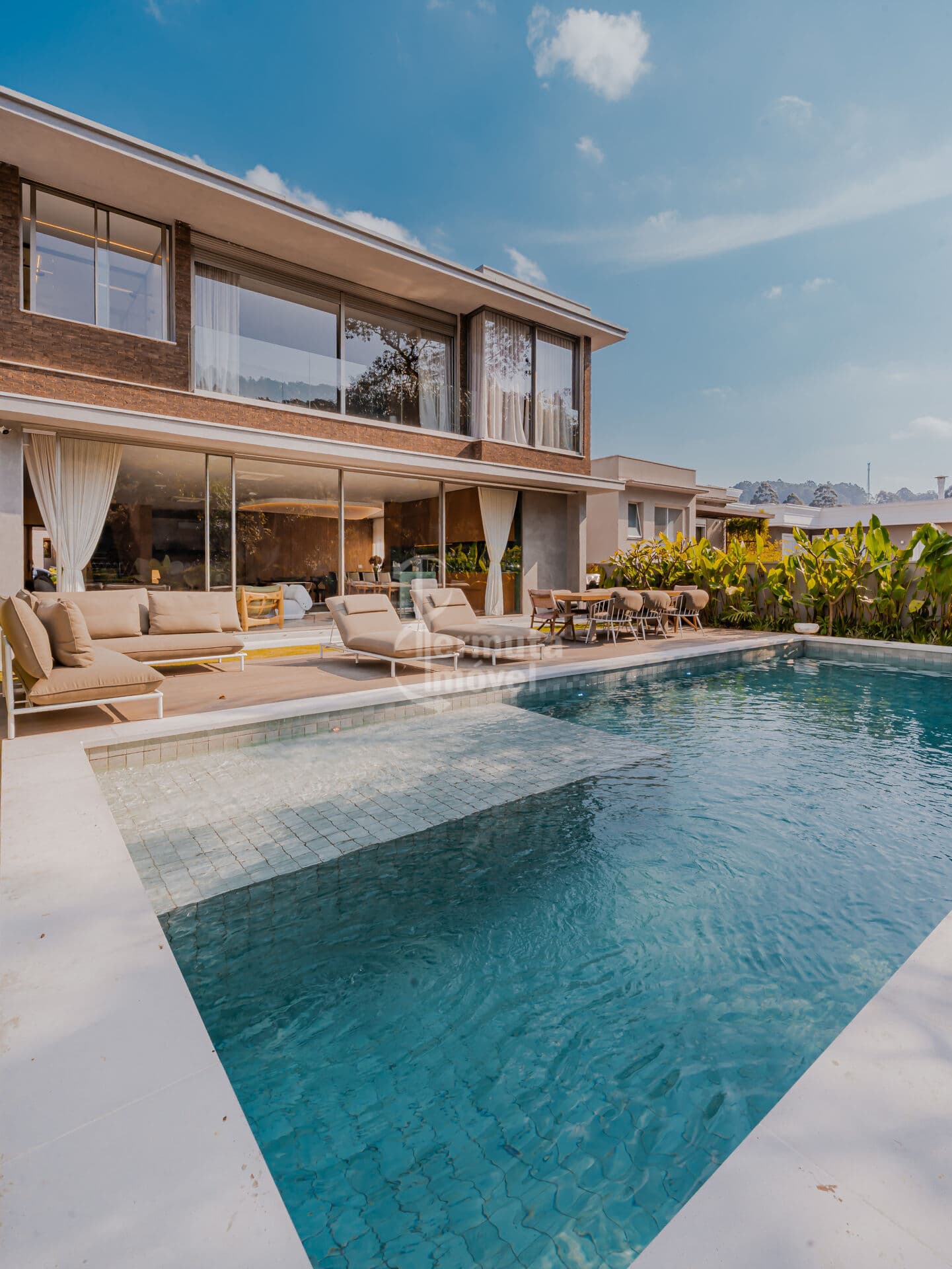 Residencial Tamboré 11 – Casa Nova, Mobiliada e Decorada | 501 m² | 4 Suítes