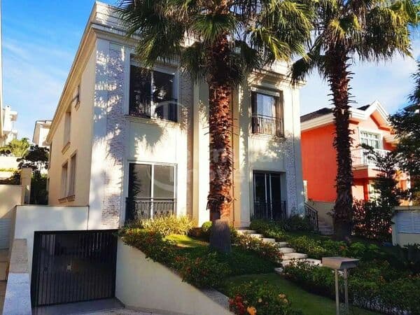 Casa com 2 andares, 580m², 4 suítes, 6 garagens, sala de TV e piscina no 18 do Forte