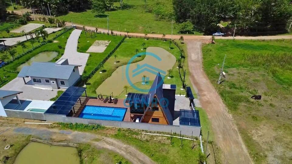 Chalé Mobiliado com Piscina Aquecida, Lagoa e Terreno de 1.890m² à venda em Canelinha/SC