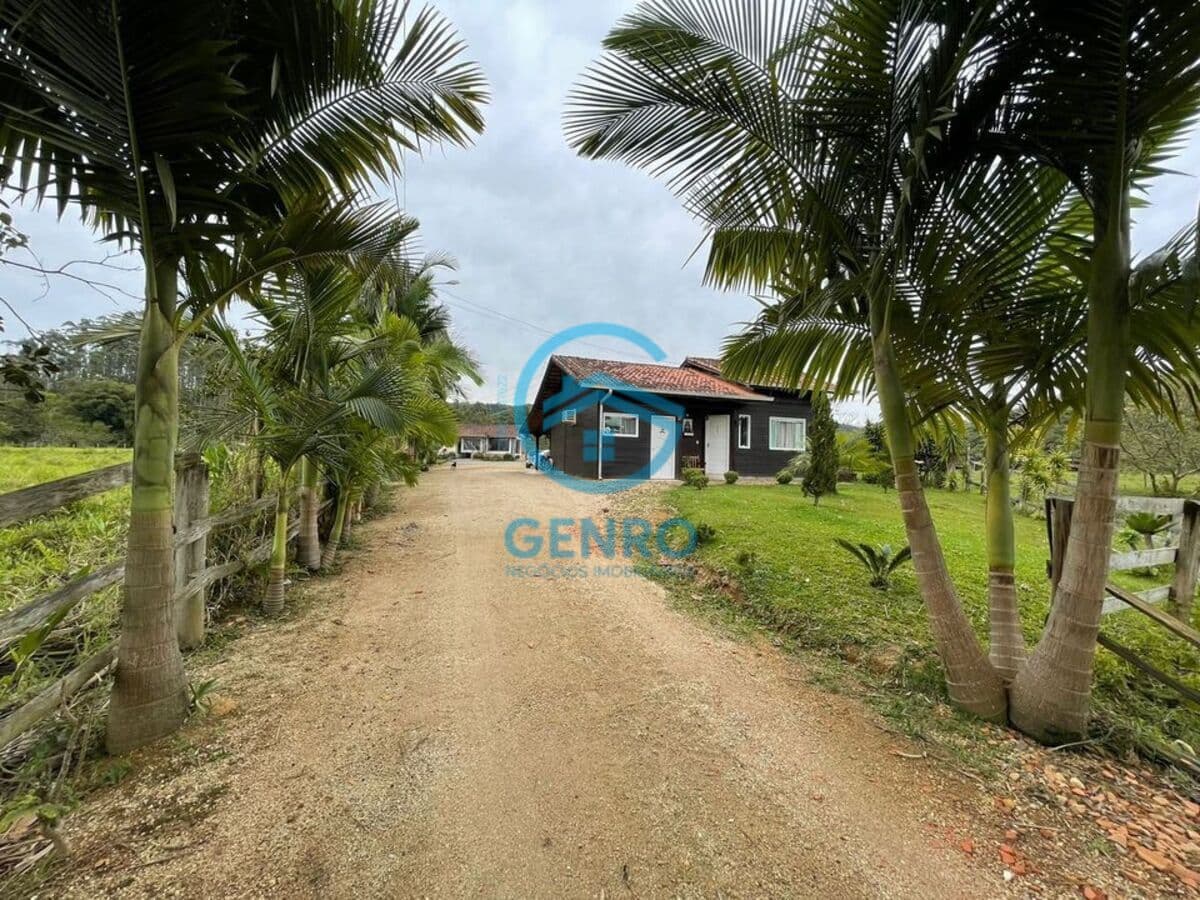 Chácara em Meia a Natureza com Piscina e Terreno de 2.500m² à venda em Canelinha/SC