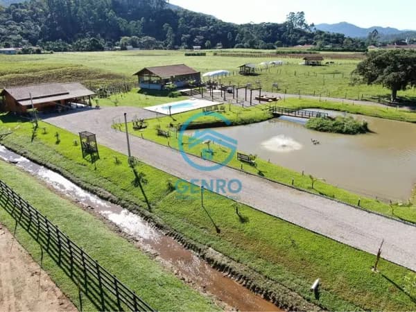 Chácara em Meio a Natureza com Riacho, Lagoa e Terreno de 4.700m² à venda em Tijucas/SC