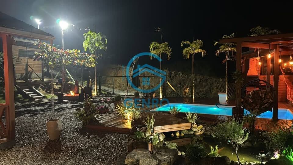 Chácara Alto Padrão com Piscina, Lago Ornamental e Terreno de 690m² à venda em Palhoça/SC