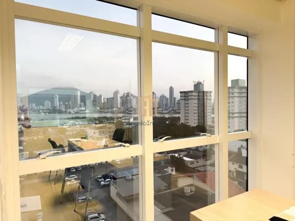 Sala comercial à venda no Centro de Navegantes, 100% mobiliada, com 1 vaga de garagem e localização estratégica!