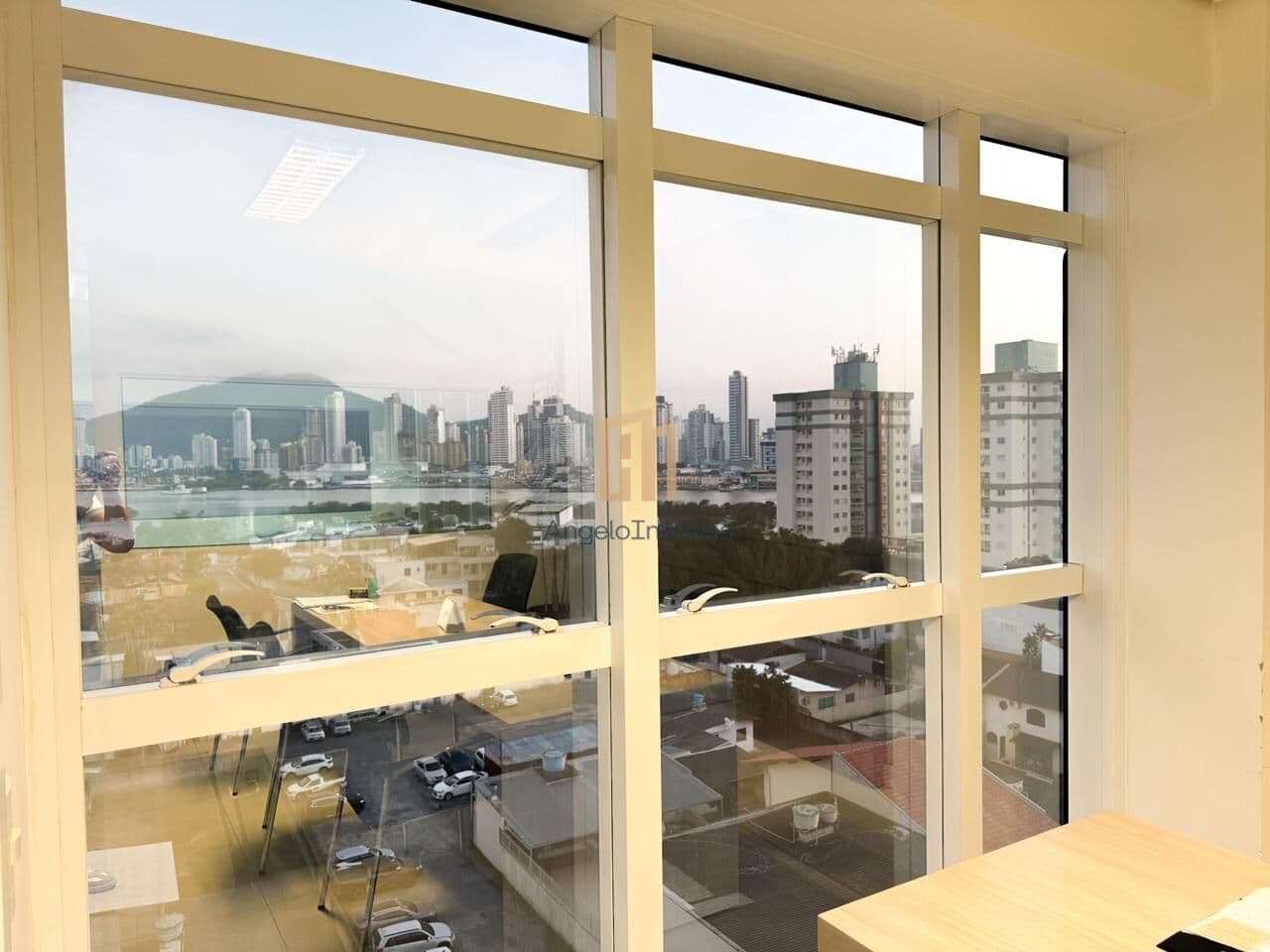 Sala comercial à venda no Centro de Navegantes, 100% mobiliada, com 1 vaga de garagem e localização estratégica!