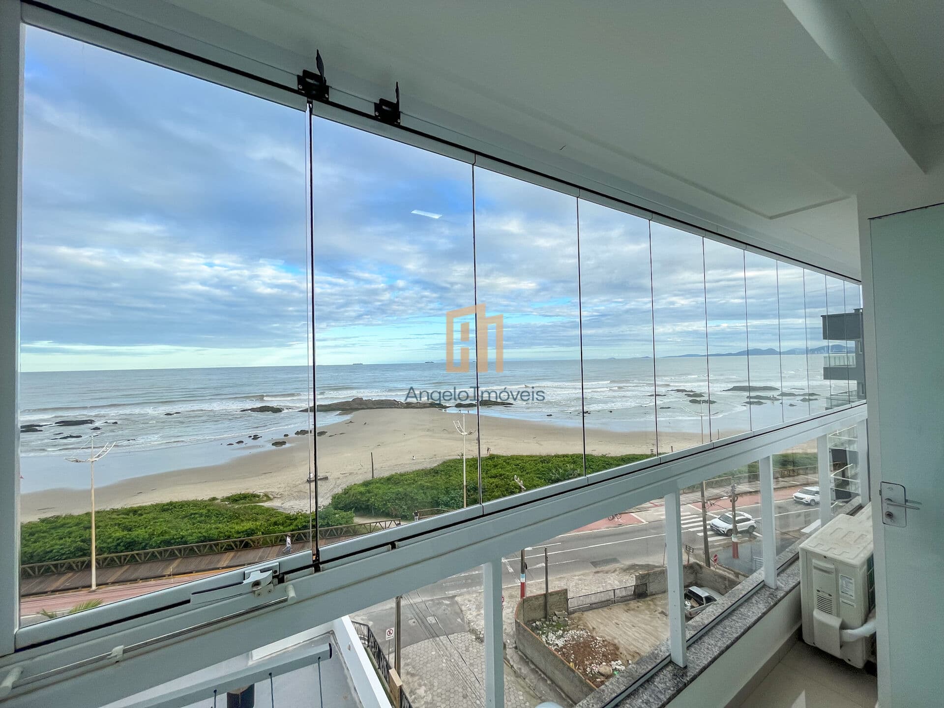 Apartamento frente mar 3 dormitórios mobiliado - Contrato de aluguel anual