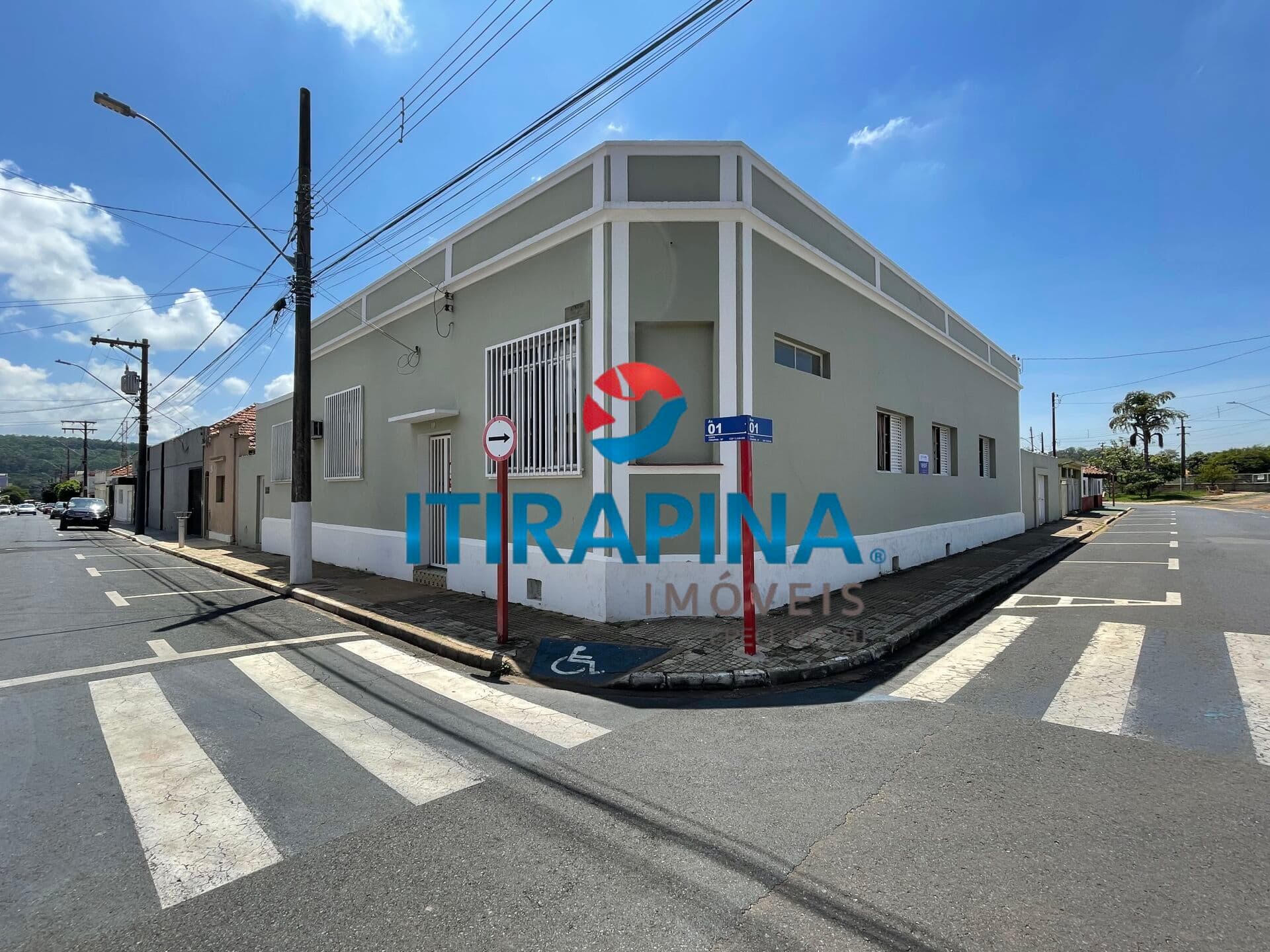 Casa à VENDA no Centro, Itirapina/SP
