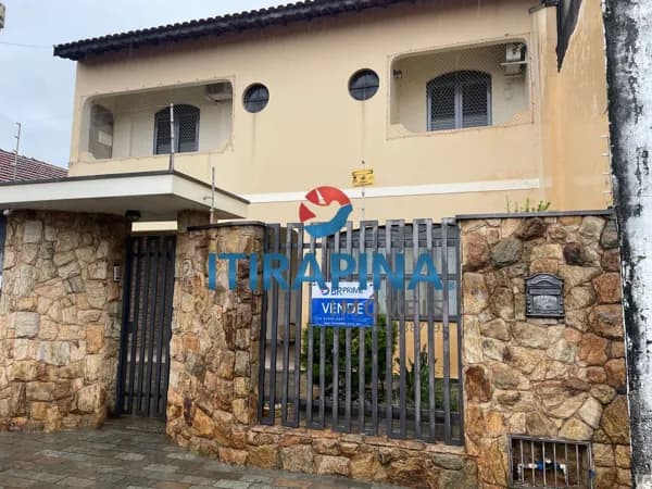Casa à VENDA no Centro em Itirapina/SP