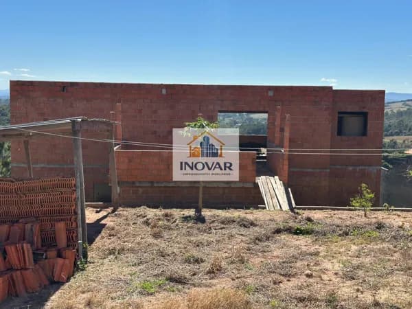 Terreno com duas casas em construção à venda