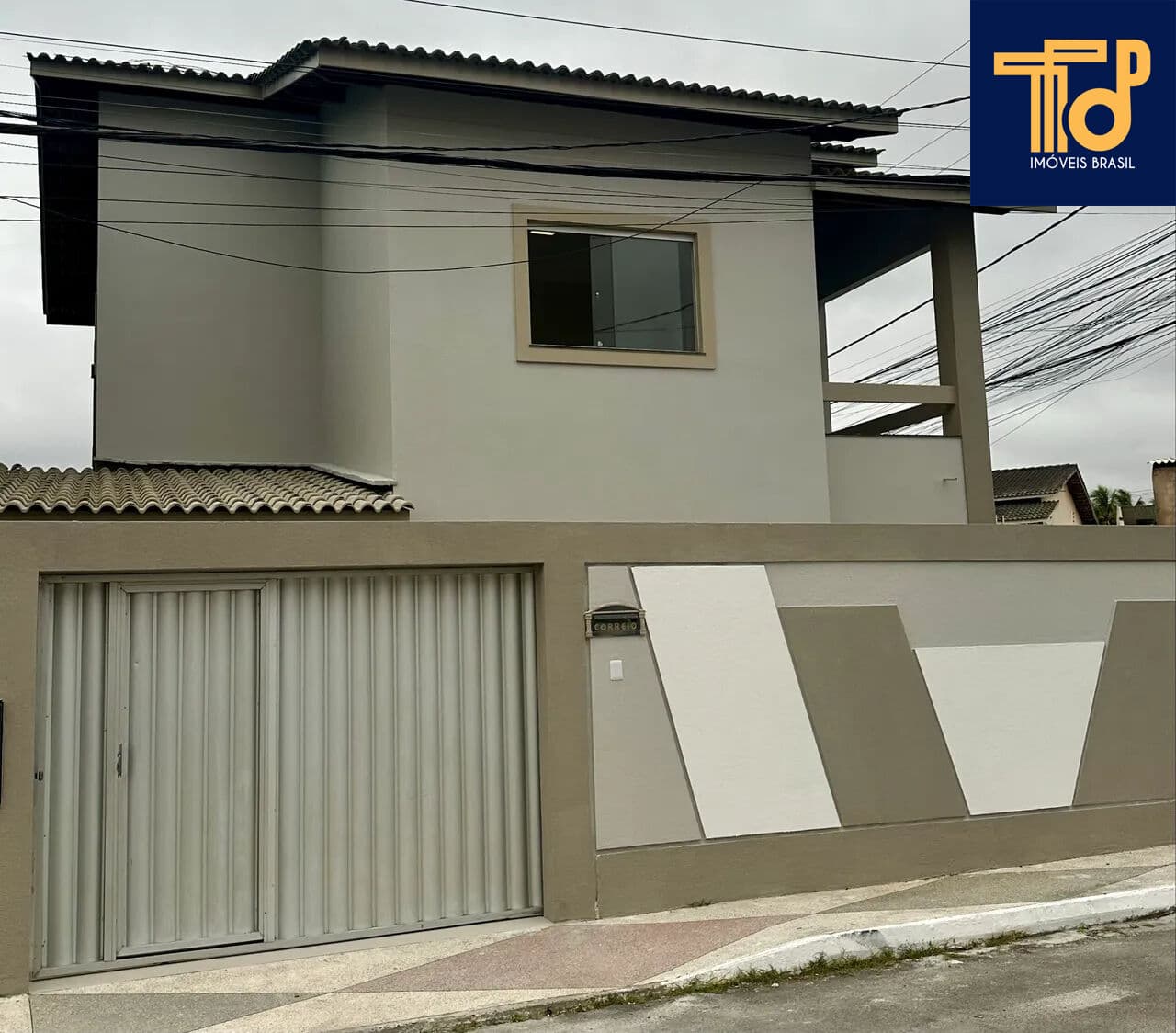 Casa Duplex em Lauro de Freitas | Nascente | 4/4, Sendo 3 Suítes | Com Varanda | 130m² de área construída | 2 Vagas de Garagem | Cozinha com Cooktop | Recém Reformado com Porcelanato, Piso Vinílico e Revestimento!