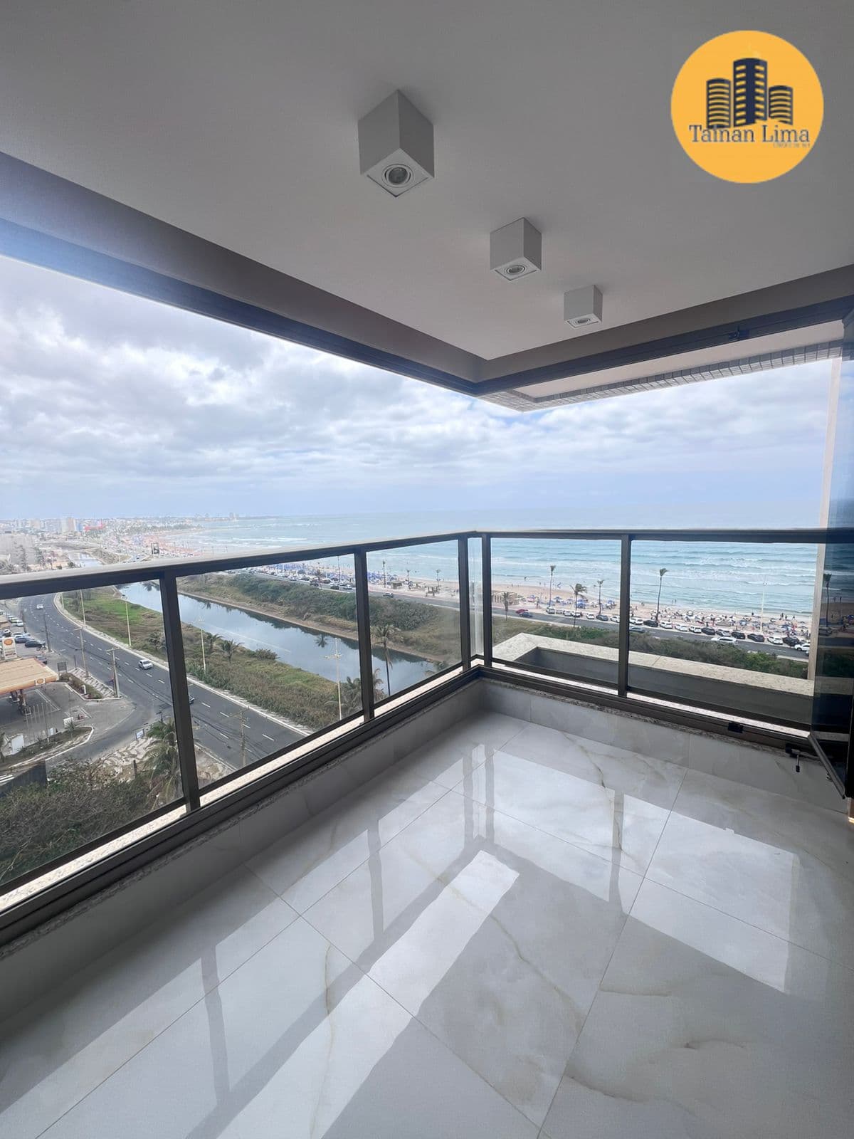 Apartamento em Jaguaribe, com 2 dormitorios, sendo 1 suite, vista mar, prédio novo, 76m²