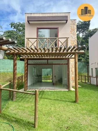 Casa Padrão em Praia do Forte, com 2 suites, proximo a Lagoa de Aruá, com vaga.
