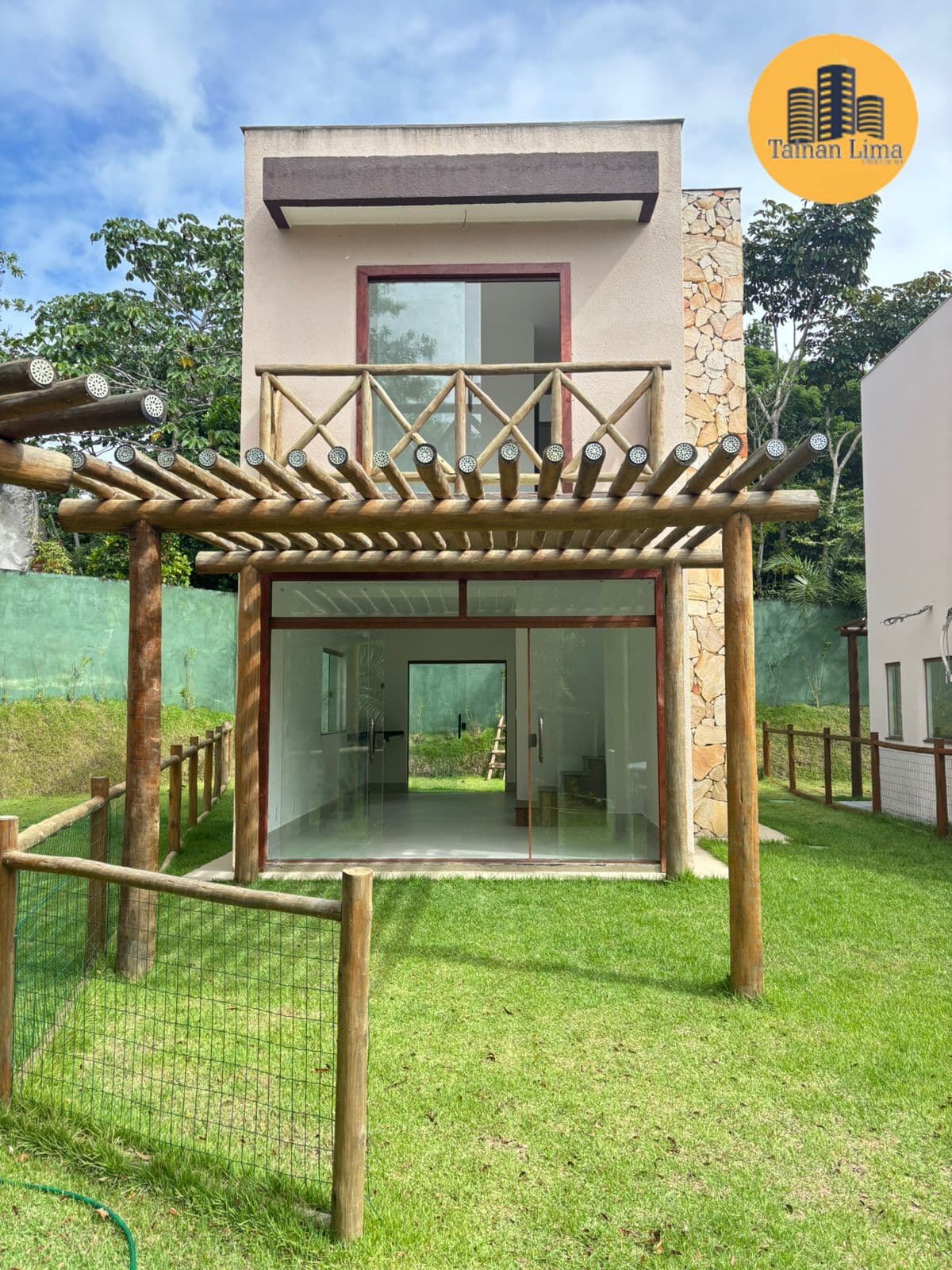 Casa Padrão em Praia do Forte, com 2 suites, proximo a Lagoa de Aruá, com vaga.
