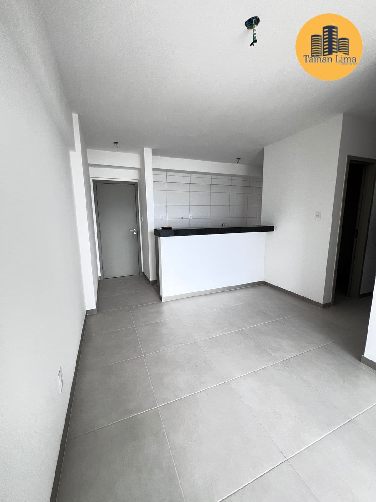 Apartamento em Jaguaribe, vista mar, com 2/4 sendo 1 suite, com 2 vagas soltas, prédio novo.