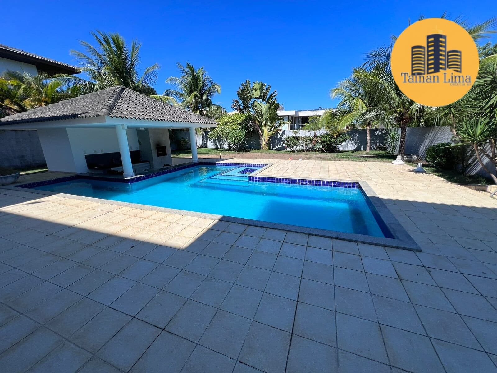 Casa Alto Padrão em Busca Vida, no condominio Busca Ville, 4 suites, reformada, pronta para morar