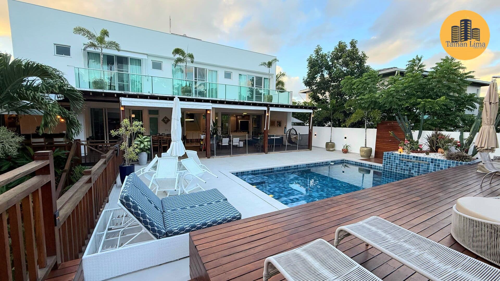 Casa Alto Padrão em Busca Vida, toda reformada, com 4 suites, sendo a master com 2 banheiros e Closet, com 832m² e piscina