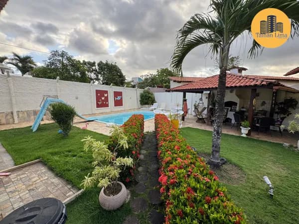Casa em Jaguaribe, com 4 quartos, sendo 2 suites, jardim, bastante área verde, com piscina