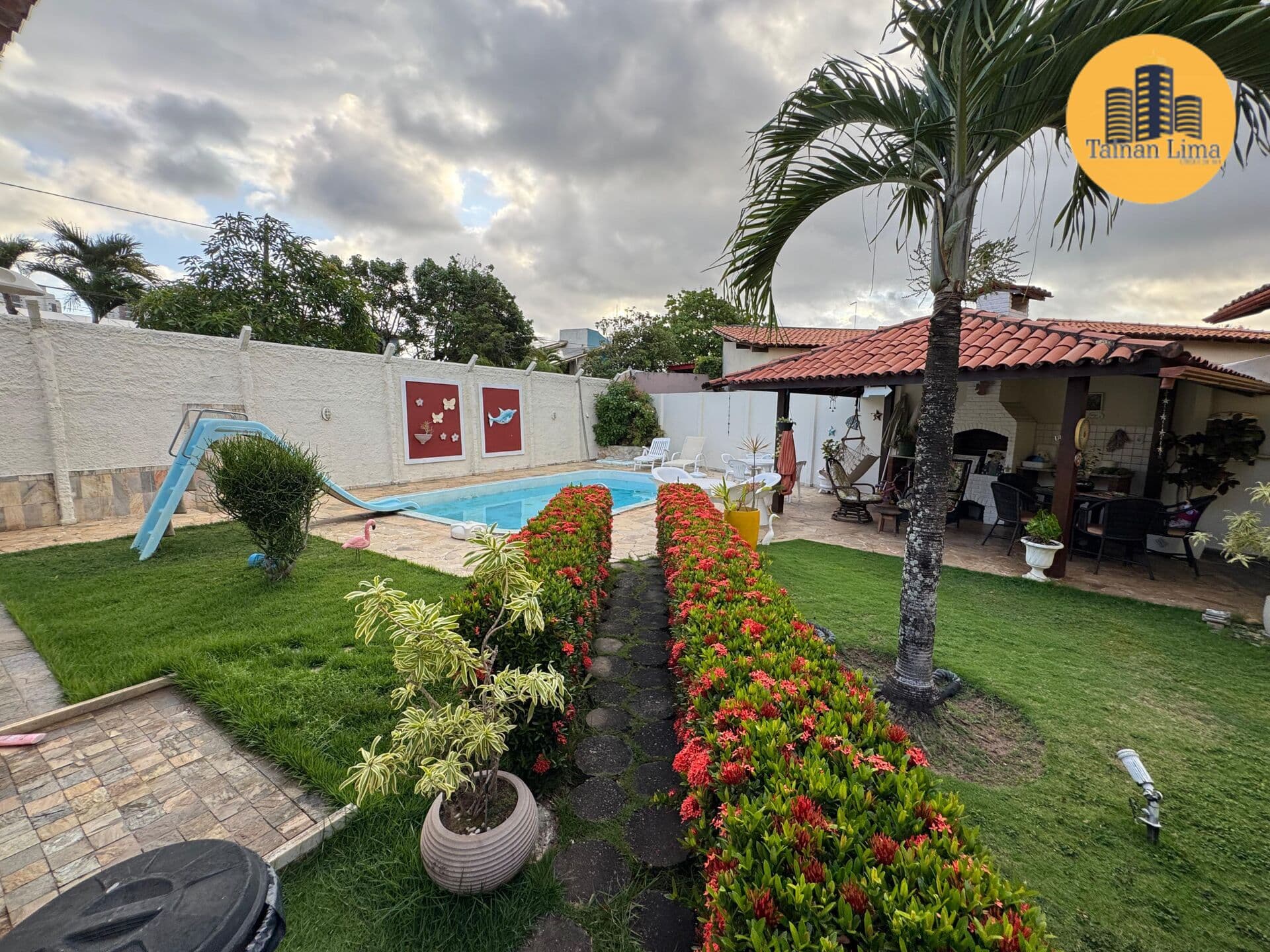 Casa em Jaguaribe, com 4 quartos, sendo 2 suites, jardim, bastante área verde, com piscina