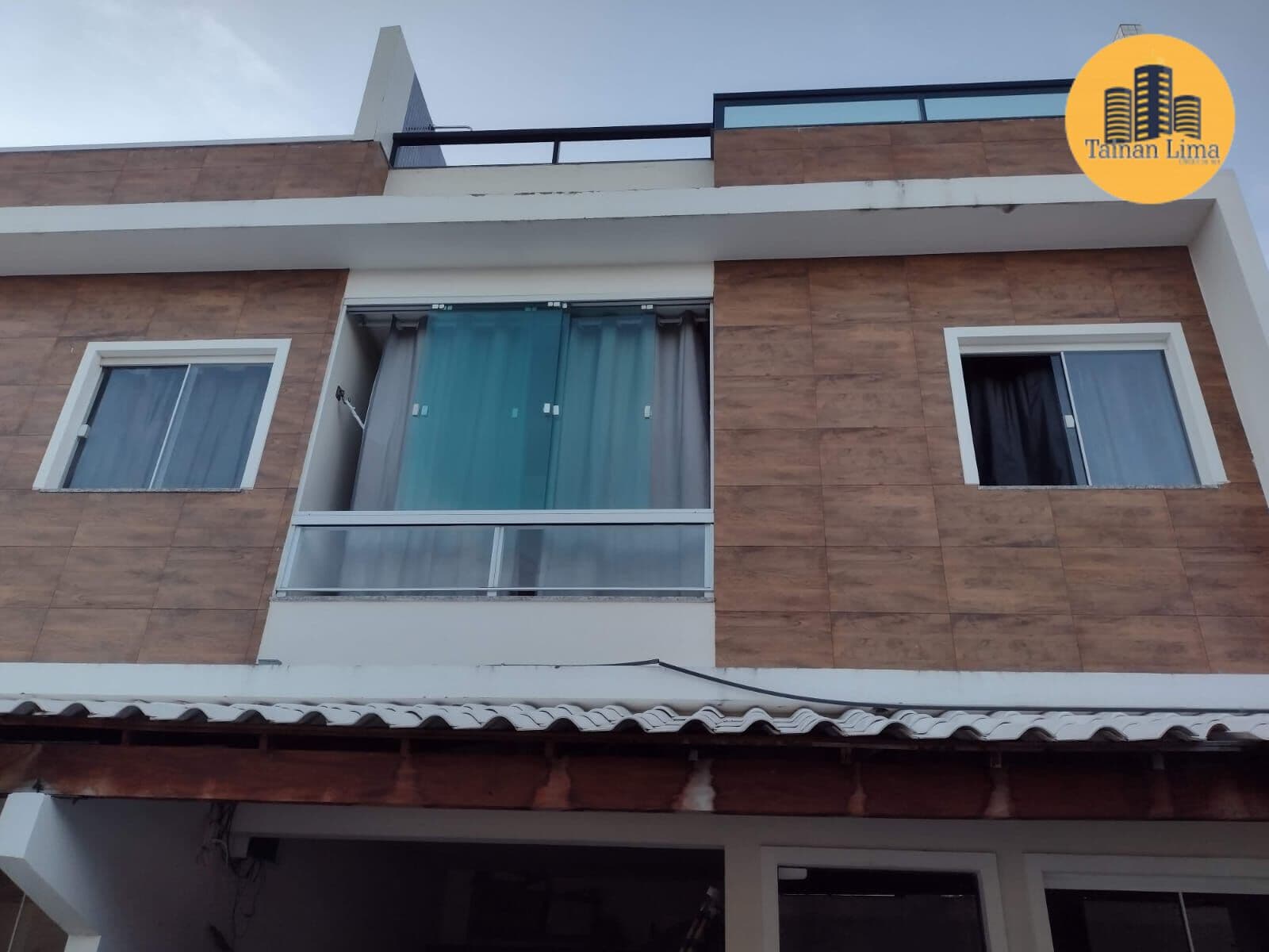 Casa em Condomínio fechado, em Itapuã, a uma rua da praia, imóvel com 175m², com 3 dormitórios , reformado, com cobertura.