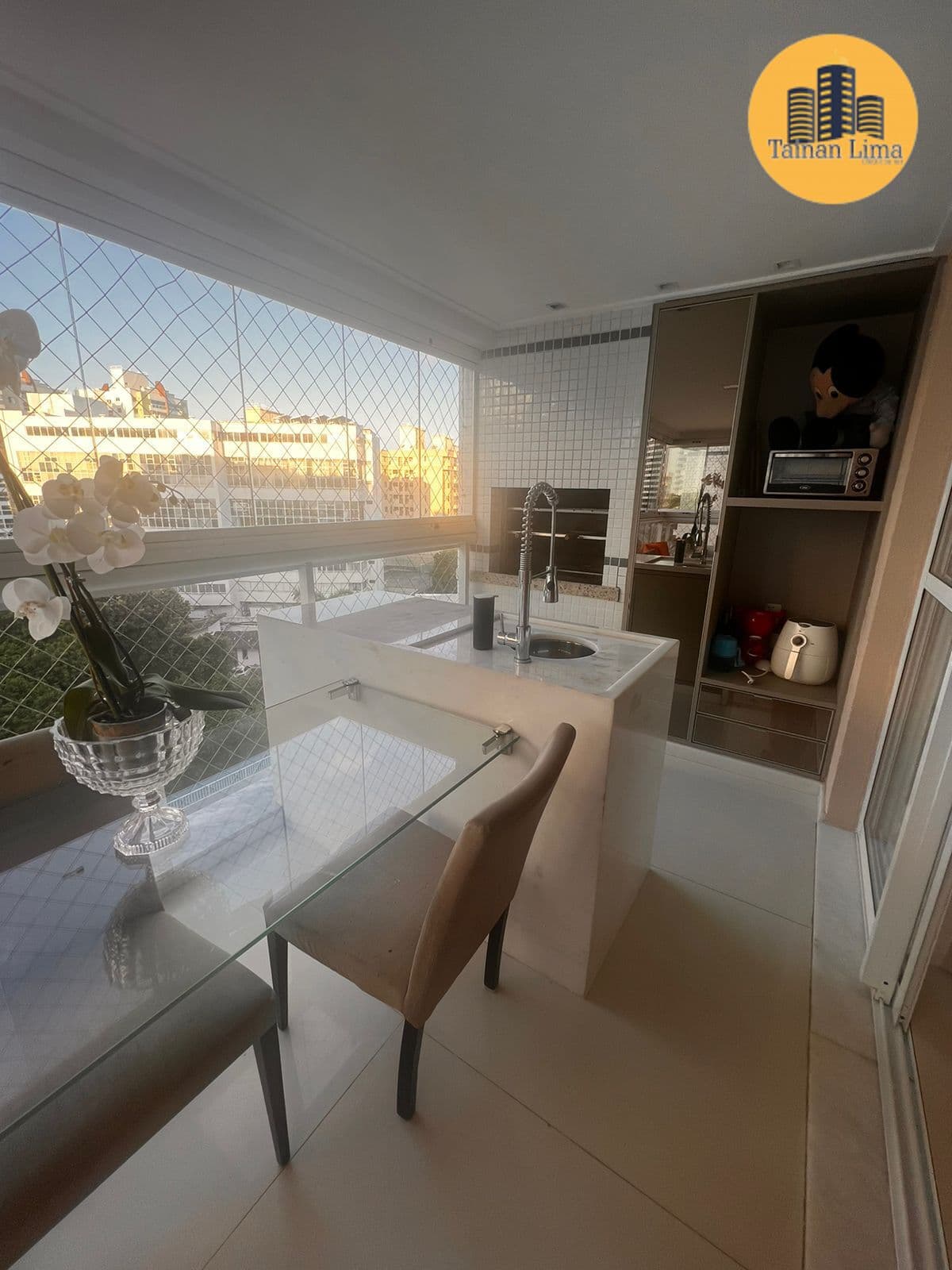 Apartamento em Alphaville, 3/4 sendo 2 suites, reformado, com 2 vagas