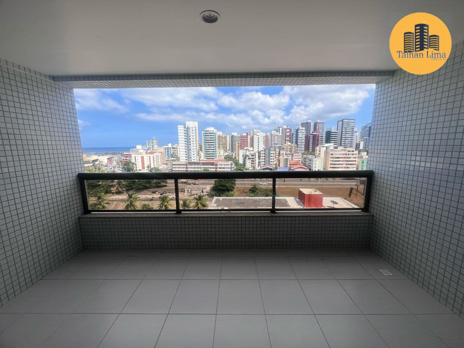 Apartamento Padrão no costa azul, proximo a praça, vista mar, com 3 dormitórios, vista mar.