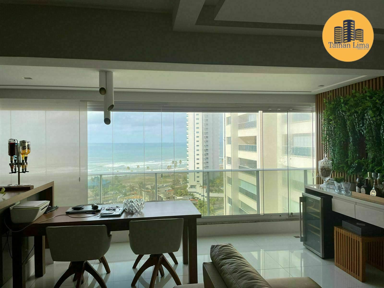 Apartamento Alto Padrão Frente Mar, 3 suítes, finamente decorado, 2 vagas, com Armários planejados em todos os ambientes